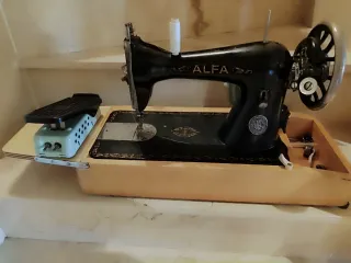 Máquina de coser Alfa antigua con motor