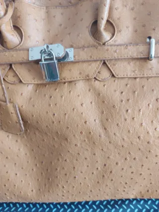Bolso de piel efecto avestruz