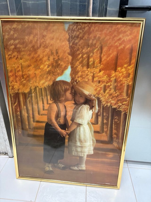 Cuadro infantil niños besándose