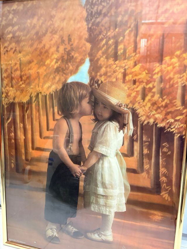 Cuadro infantil niños besándose