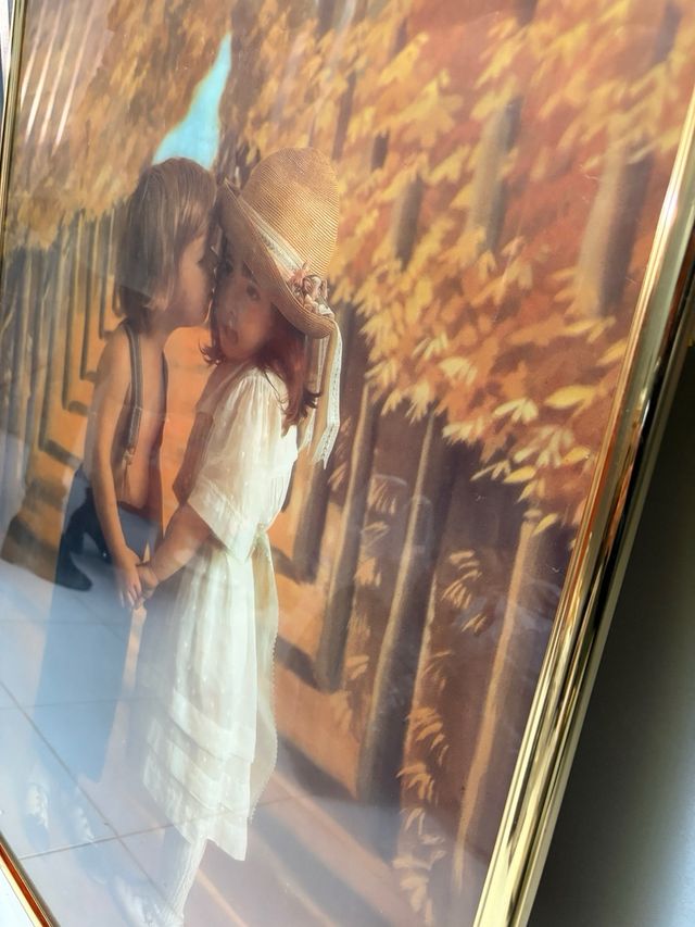 Cuadro infantil niños besándose