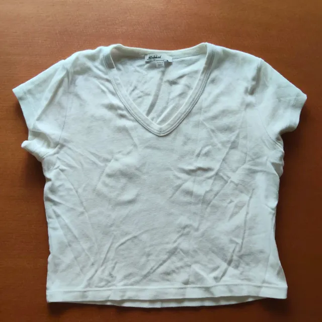 Camiseta blanca Subdued cuello pico