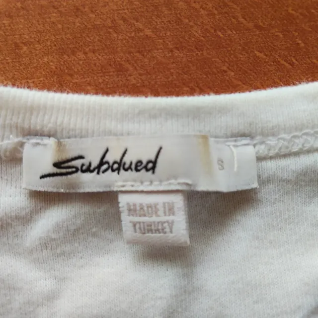 Camiseta blanca Subdued cuello pico