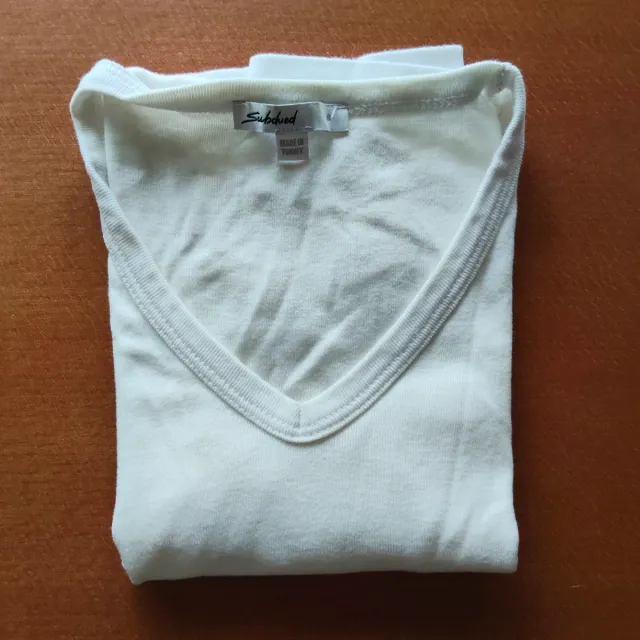 Camiseta blanca Subdued cuello pico