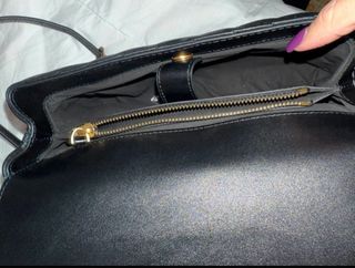 Borsa Pinko nera con dettagli oro