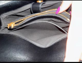 Borsa Pinko nera con dettagli oro