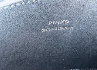 Borsa Pinko nera con dettagli oro