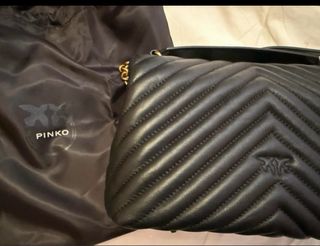 Borsa Pinko nera con dettagli oro