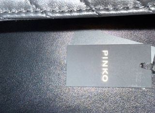 Borsa Pinko nera con dettagli oro