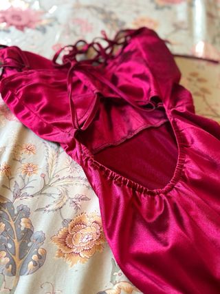 Vestido largo de satén granate