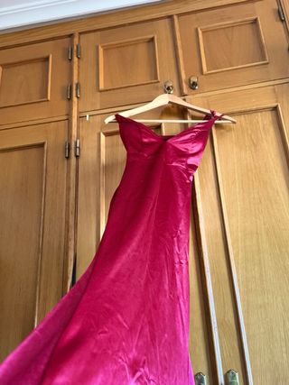 Vestido largo de satén granate