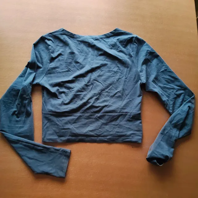 Top subdued cruzado manga larga azul acero