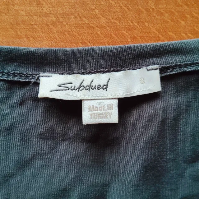 Top subdued cruzado manga larga azul acero