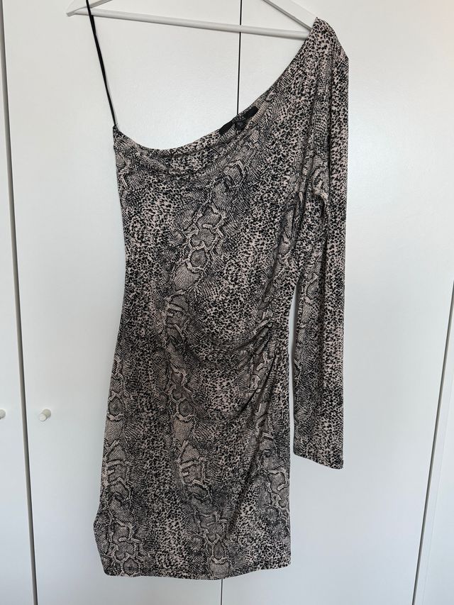 Vestido Guess estampado serpiente