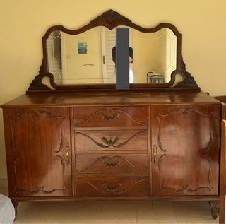Mueble aparador antiguo de madera con espejo