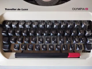 Máquina de escribir Olympia Traveller de Luxe