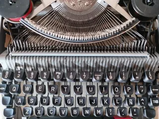 Máquina de escribir Olympia Traveller de Luxe