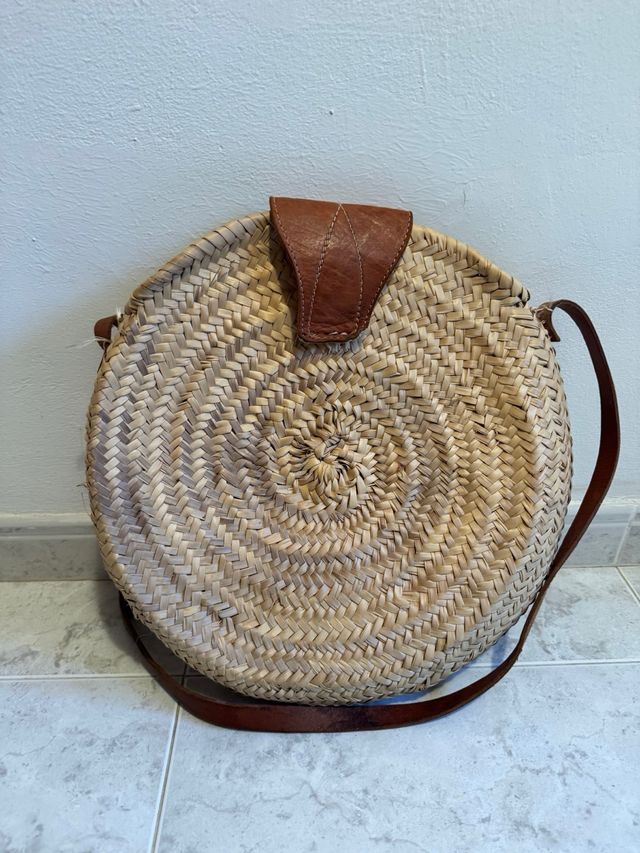 Capazo redondo de rafia con cuero