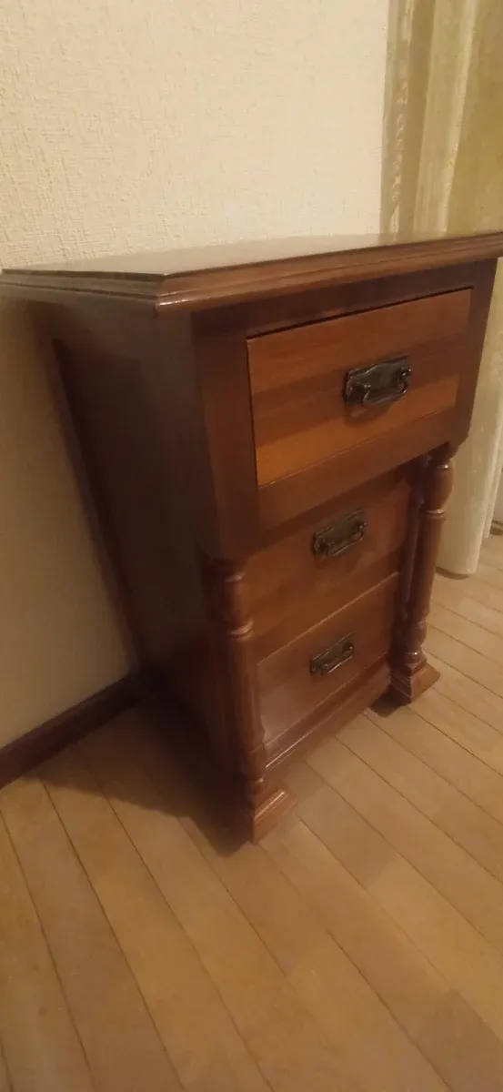 Mesita de noche de madera