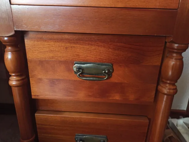 Mesita de noche de madera