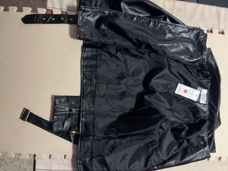 Chaqueta cuero negra estilo motero