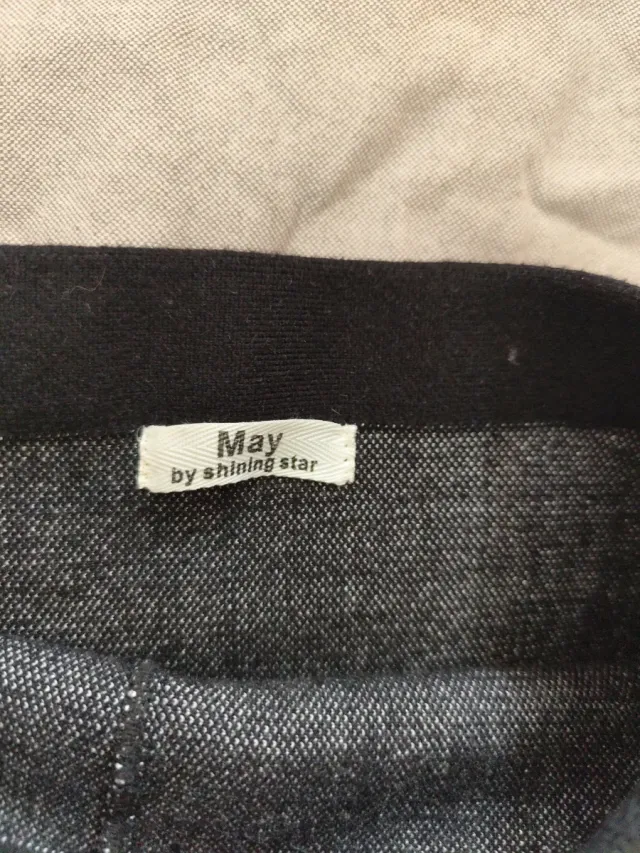 Falda elegante negra con tul. Estira bastante.