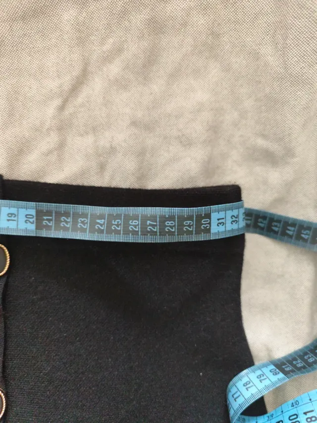 Falda elegante negra con tul. Estira bastante.