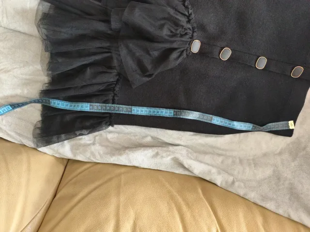 Falda elegante negra con tul. Estira bastante.