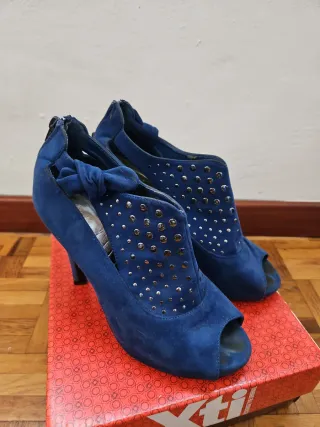 Zapatos tacón azul ante lazo tachuelas