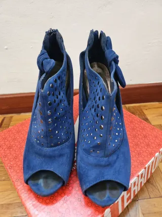 Zapatos tacón azul ante lazo tachuelas