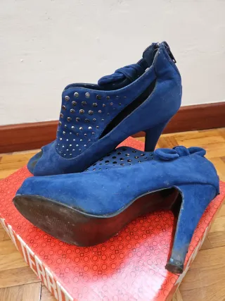 Zapatos tacón azul ante lazo tachuelas
