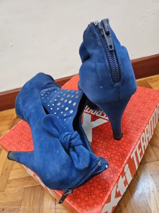 Zapatos tacón azul ante lazo tachuelas
