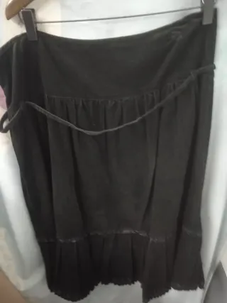 Falda de pana negra con bordado floral