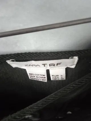 Falda de pana negra con bordado floral