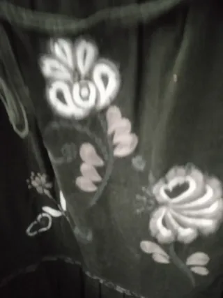 Falda de pana negra con bordado floral