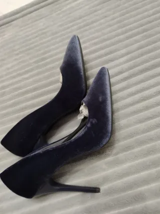 Zapatos de tacón azul grisáceo de terciopelo