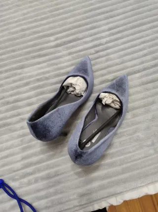 Zapatos de tacón azul grisáceo de terciopelo