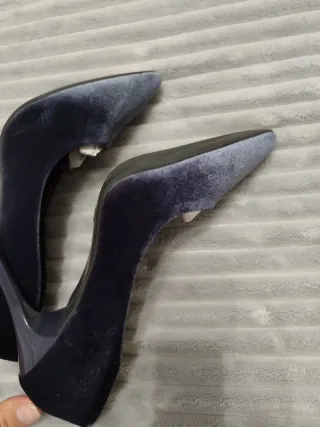 Zapatos de tacón azul grisáceo de terciopelo