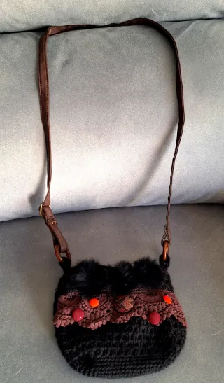 Bolso bandolera negro de ganchillo