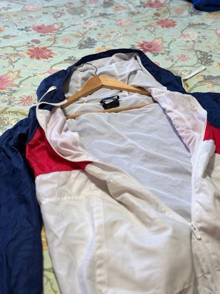 Cortavientos/Chubasquero Nike Azul, Rojo y Blanco