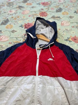 Cortavientos/Chubasquero Nike Azul, Rojo y Blanco