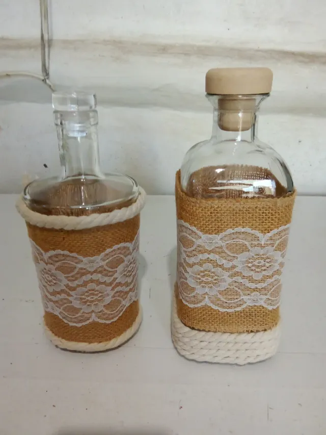 Bottiglie decorate con juta e pizzo
