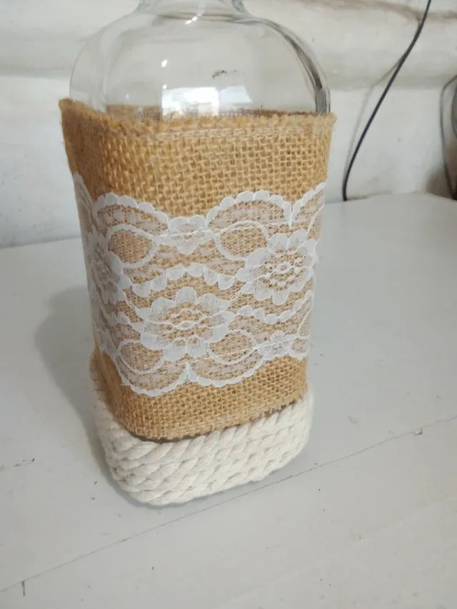 Bottiglie decorate con juta e pizzo