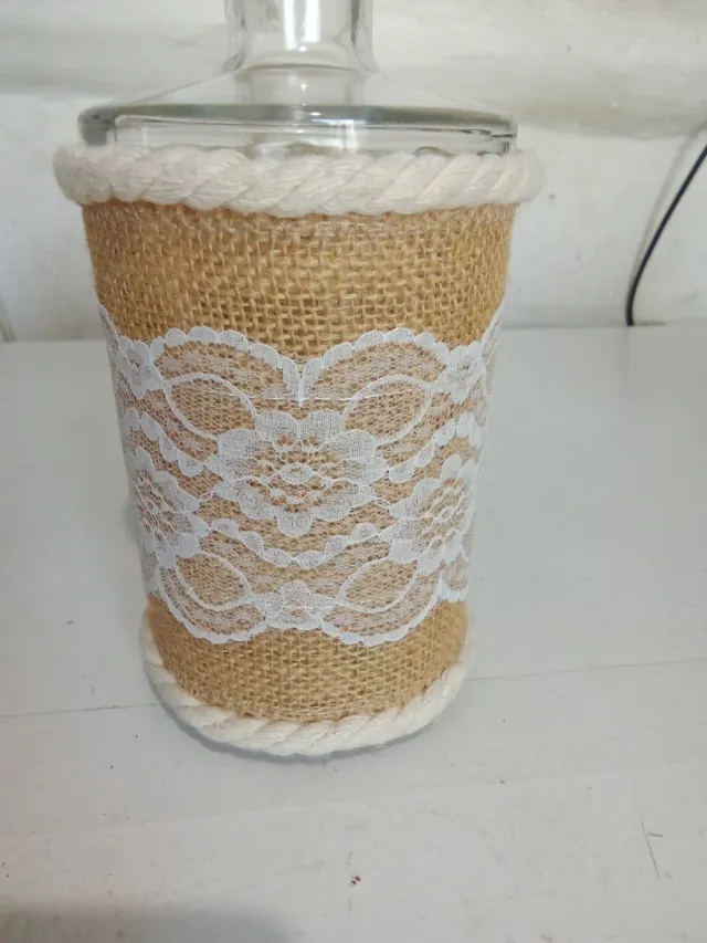 Bottiglie decorate con juta e pizzo