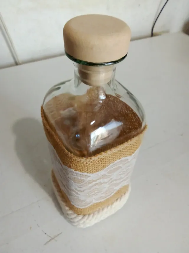 Bottiglie decorate con juta e pizzo