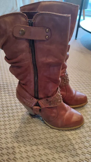 Botas camperas marrones con tachuelas