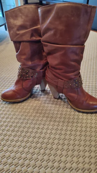 Botas camperas marrones con tachuelas