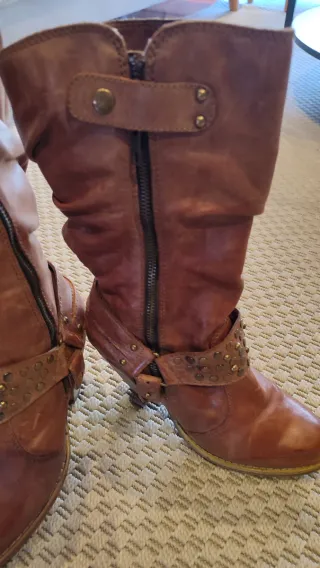 Botas camperas marrones con tachuelas