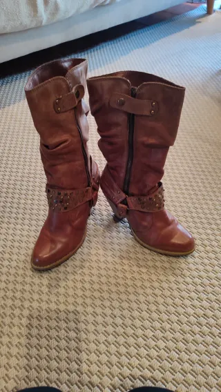 Botas camperas marrones con tachuelas