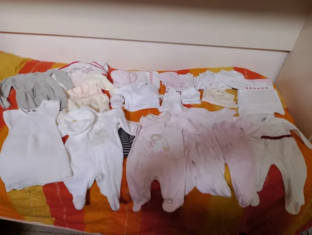 Lotto vestitine, tutine, calzini neonato